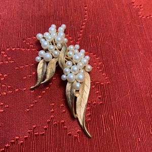 Vintage Trifari Pearl Brooch